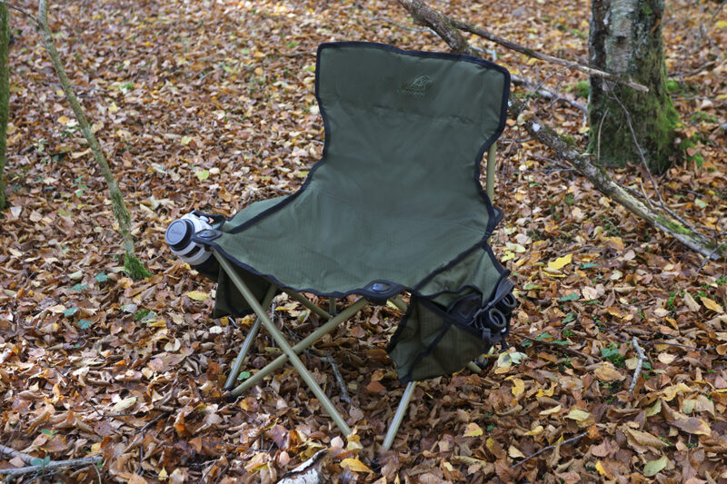 pixelpenguin- Een Koklass stoel zittend in het bos.