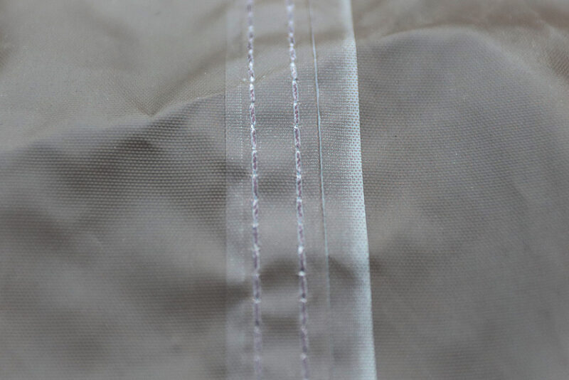 pixelpenguin- Een close up van een Tragopan Monal 2-persoons Schuiltent met witte stiksels.
