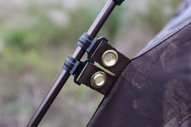 pixelpenguin- Een close up van een Tragopan Monal 2-persoons Schuiltent camouflagetent met metalen handvat.