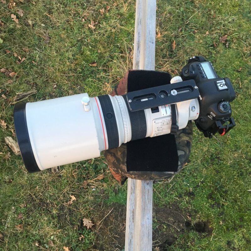 pixelpenguin- Een 70-200 mm f/2.8 lens op een statief met tweepotige zitzakondersteuning.