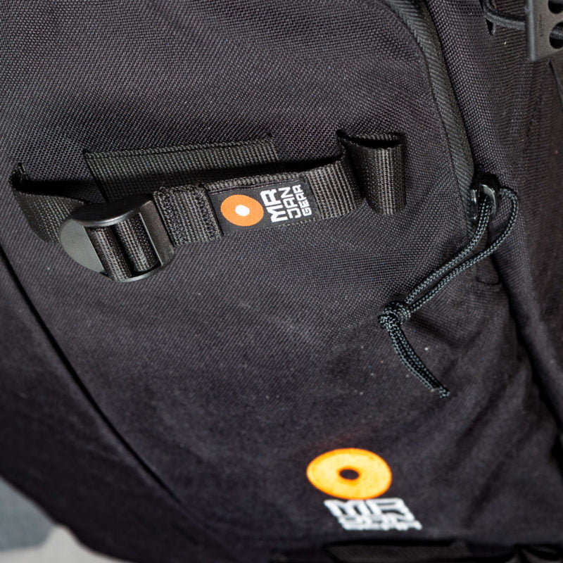 pixelpenguin- Een zwarte MrJan Gear Boris IV met een oranje tag erop, ontworpen door MrJan Gear.