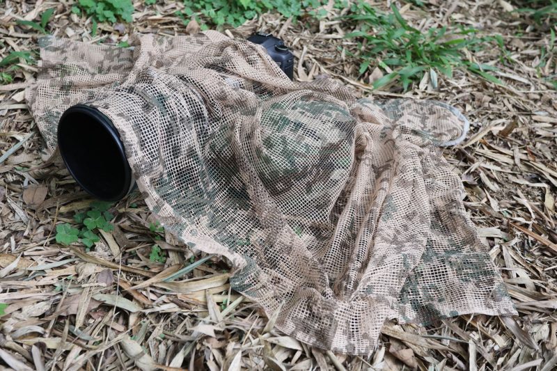 pixelpenguin- Er wordt een camouflagedas op de grond gelegd.
