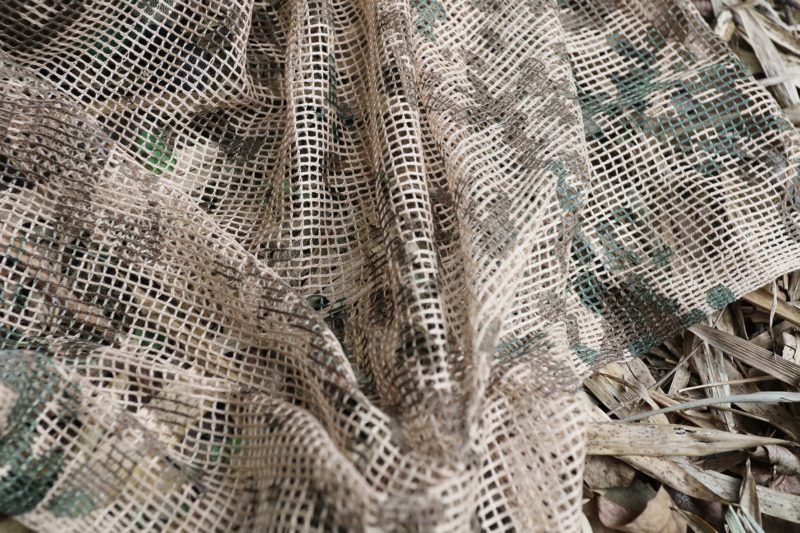 pixelpenguin- Een stuk Camouflage das-stof dat op de grond ligt.