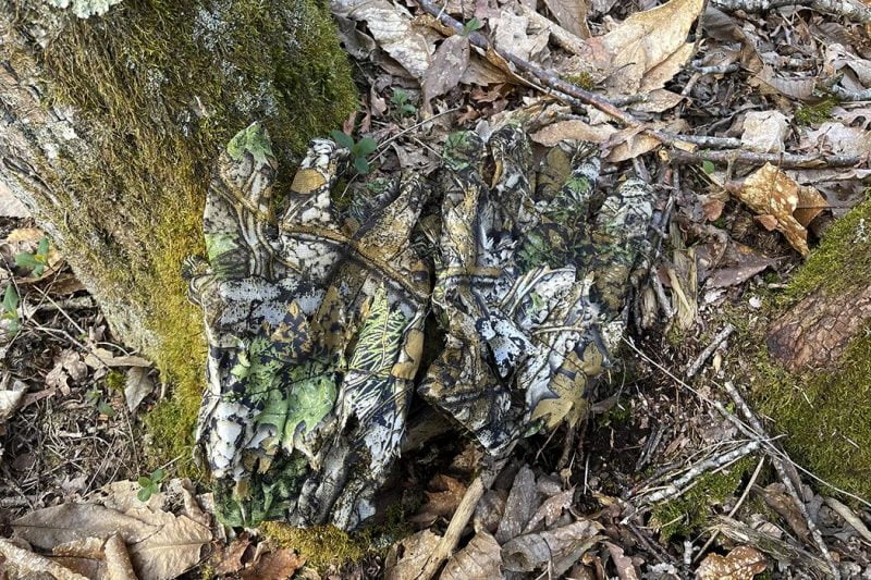 3D camouflage handschoenen onzichtbaar op een boomstronk